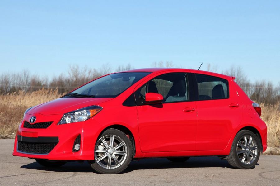  Toyota Yaris SE 2012 года  (фото 21 из 33)